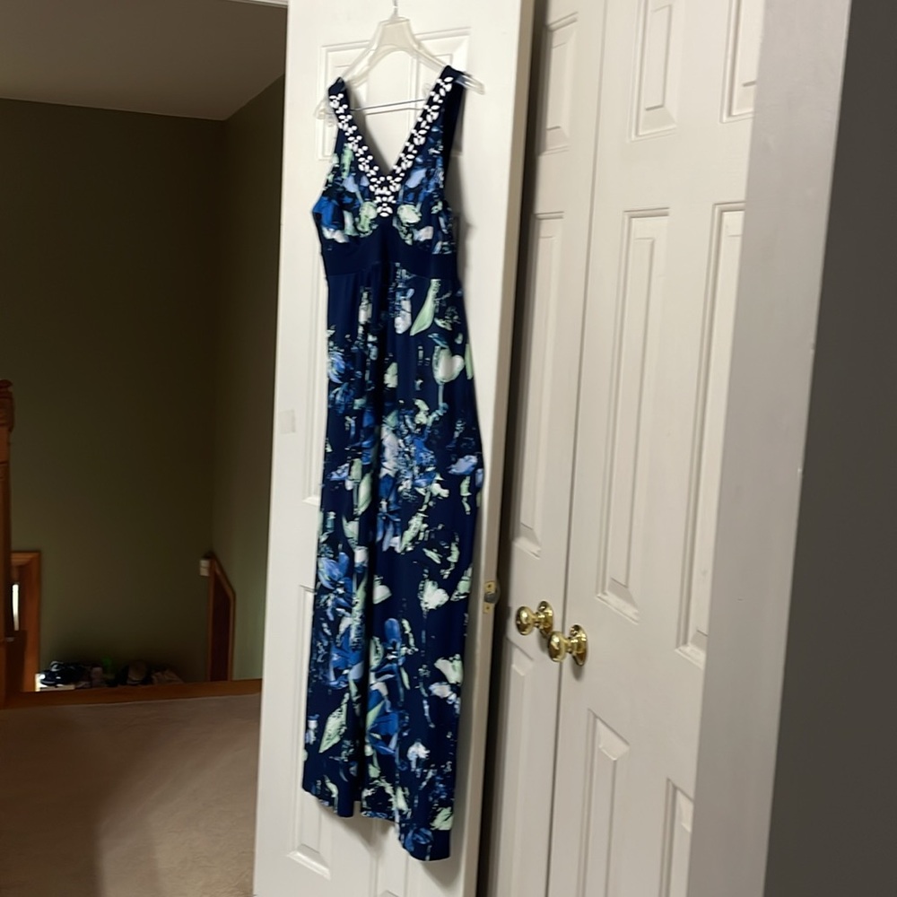 Woman, V-neck, sleeveless ,maxi dress in size large.